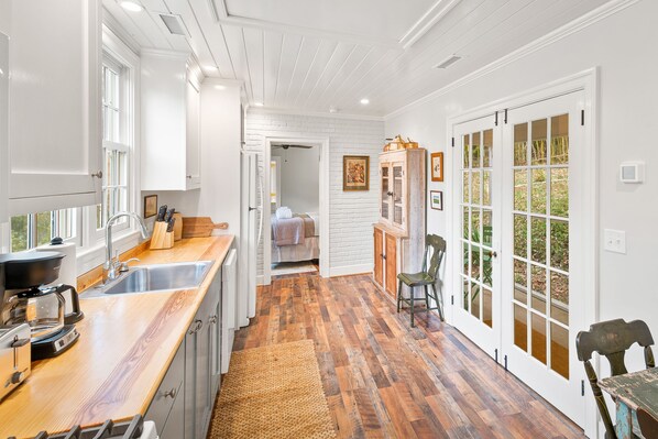 Fridge, microwave, oven, stovetop - Pet-Friendly Somerset Cottage at Ivy Cottages (Charlottesville)