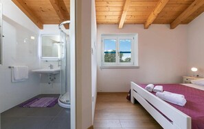 2 slaapkamers, een strijkplank/strijkijzer, reisbedje, gratis wifi