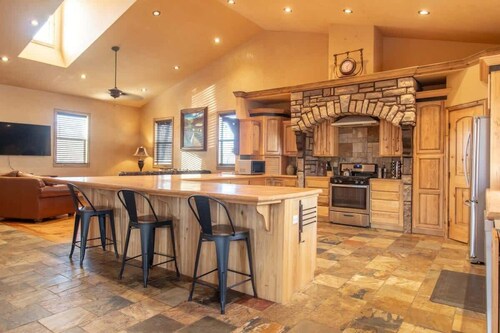 14 Guests, 5BR/2BA, Game room & Spacious Living