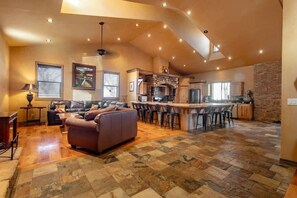 Televisor, llar de foc i oficines 