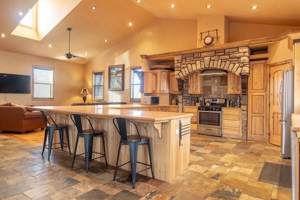 Køleskab, mikrobølgeovn, ovn, kogeplade