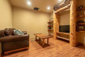 TV, peis og kontorer