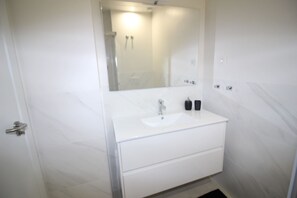 Shower, towels - Apt. Mirador de Villamartin V (Villamartín)