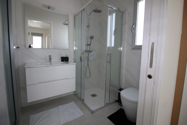 Shower, towels - Apt. Mirador de Villamartin V (Villamartín)
