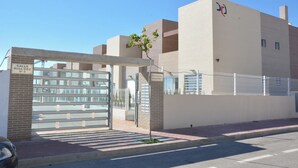 A modern building with a gated entrance, a sign indicating 'Calle Rosa Diaz No 3', and a residential sign. - Groundfloor Varudi Aguas Nuevas, Torrevieja (Torrevieja)