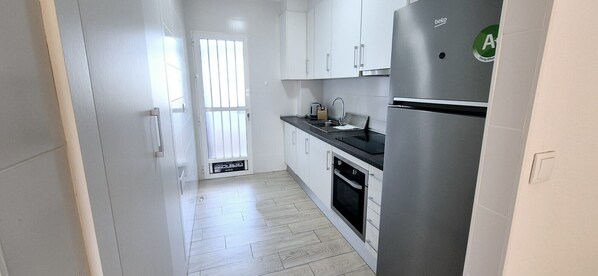 Fridge, oven, stovetop, coffee/tea maker