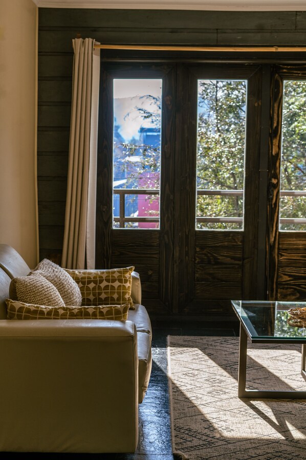 Deluxe Room | Living area | 40-inch Smart TV with cable channels - Hotel Newen BnB (Pucón)