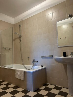 Hair dryer, bidet, towels - -Palio Garden Suite (Verona)
