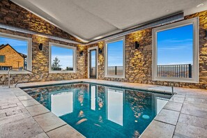 Innendørsbasseng og et oppvarmet basseng