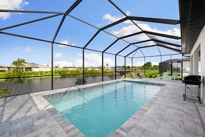 Een buitenzwembad en een verwarmd zwembad