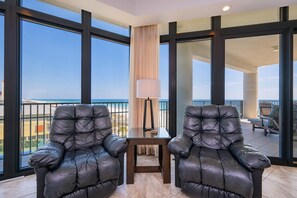 Condo, 4 habitaciones | Área de sala de estar