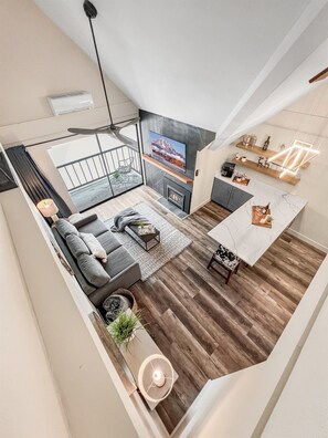 Smart TV y chimenea 