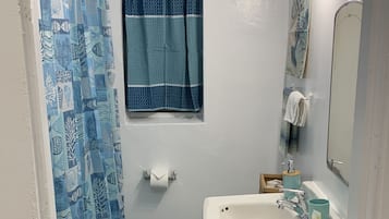Studio | Kamar mandi | Handuk, sampo, dan tisu toilet