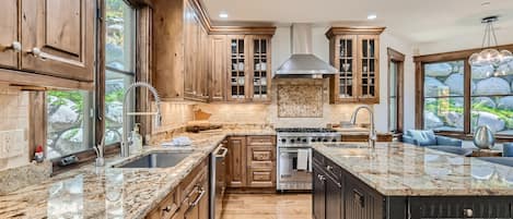 House, 4 Bedrooms | Private kitchen | Fridge, oven, coffee/tea maker, toaster