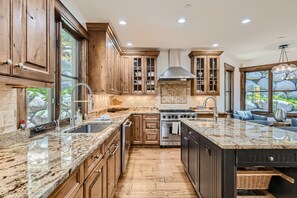 House, 4 Bedrooms | Private kitchen | Fridge, oven, coffee/tea maker, toaster - 4418 Columbine Drive 4 Bedroom Home by RedAwning (Vail)