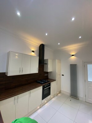 Apartment | Private kitchen | Fridge, microwave, oven, stovetop - Charming 2-bed Apartment in Wolverhampton (Wolverhampton)