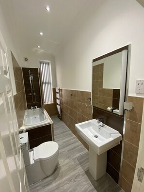 Apartment | Bathroom | Shower, towels