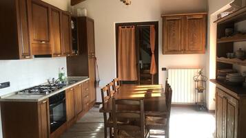 Réfrigérateur, four, plaque de cuisson, cafetiÚre/bouilloire