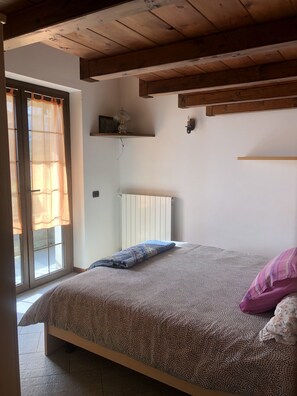 3 bedrooms, travel cot, free WiFi, bed sheets