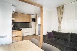 Family Apartment | Living area | 80-cm Smart TV with satellite channels - Royal Village (Malý Slavkov)