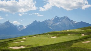 A golf course with a mountainous backdrop. - Royal Village (Malý Slavkov)