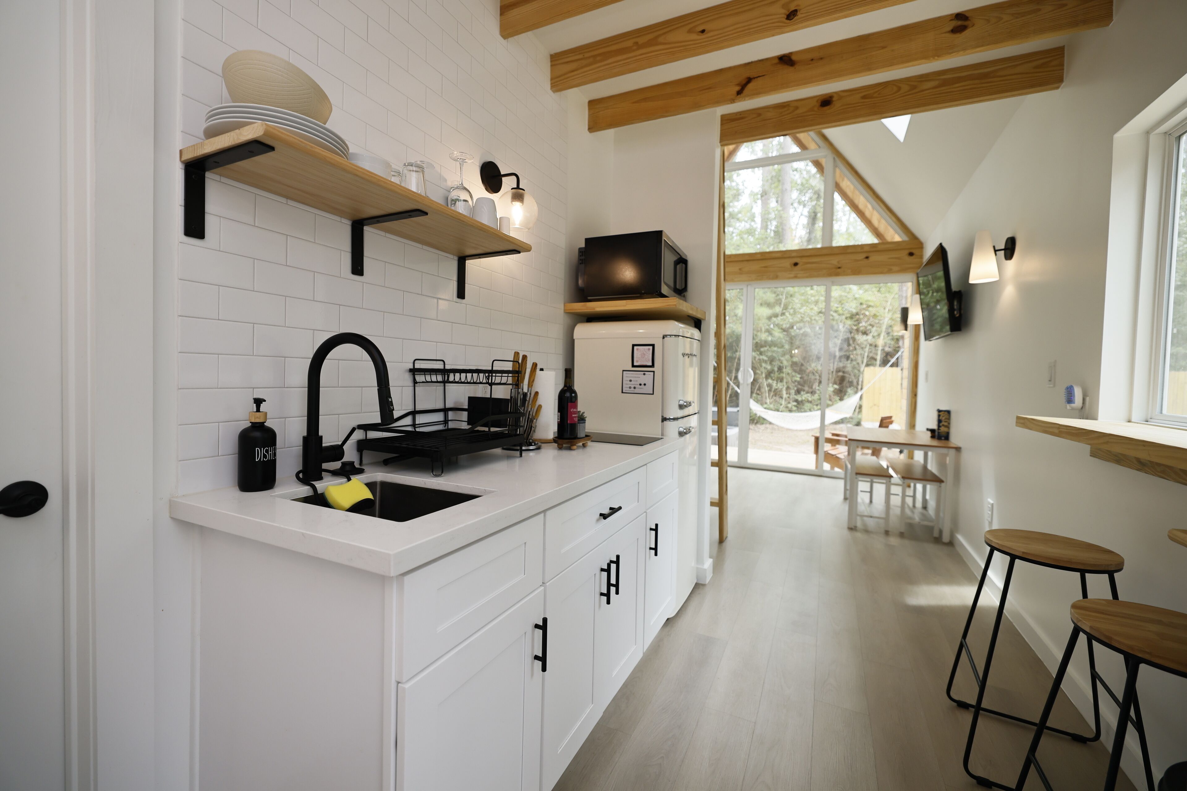 Frigorífico, microondas, horno y placa de cocina