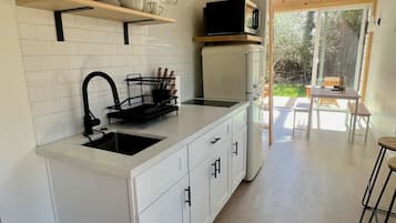 Refrigerador, microondas, horno y cafetera y tetera