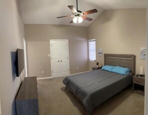 3 soverom, strykejern/-brett, wi-fi og sengetøy