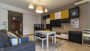 Apartment (2 Bedrooms) | Wohnzimmer