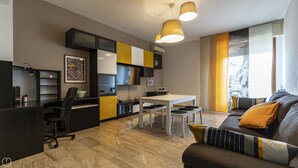 Un espacio habitable moderno con comedor, cocina y zona de estar.