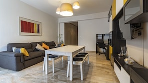 Apartment (2 Bedrooms) | Wohnzimmer