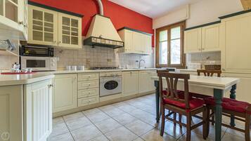 Apartment (2 Bedrooms) | Eigene Küche | Großer Kühlschrank, Mikrowelle, Ofen, Herdplatte