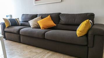 Appartement (2 Bedrooms) | Salle de séjour | Télévision à écran plat