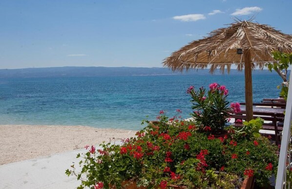 NĂ€ra stranden och 4 strandbarer