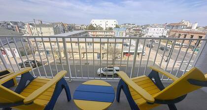 1BR Pent. Ste /pullout sofa/1 block Beach/Boards