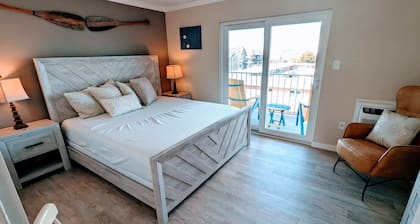 1BR Pent. Ste /pullout sofa/1 block Beach/Boards