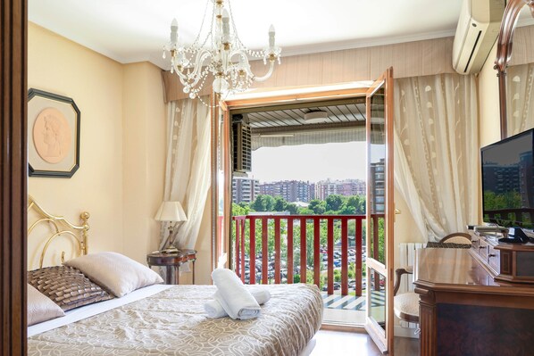 3 bedrooms, iron/ironing board, travel crib, WiFi