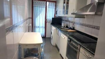 Een koelkast, een magnetron, een oven, een vaatwasser