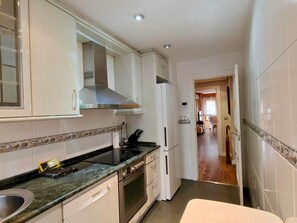 Jääkaappi, mikroaaltouuni, uuni, astianpesukone