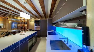 Refrigerador, microondas, horno, placa de cocina