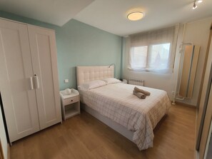 1 slaapkamer, een strijkplank/strijkijzer, reisbedje, wifi