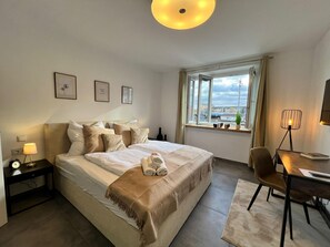 Kamar Basic | Meja kerja, ruang kerja ramah laptop, Wi-Fi gratis, dan seprai linen