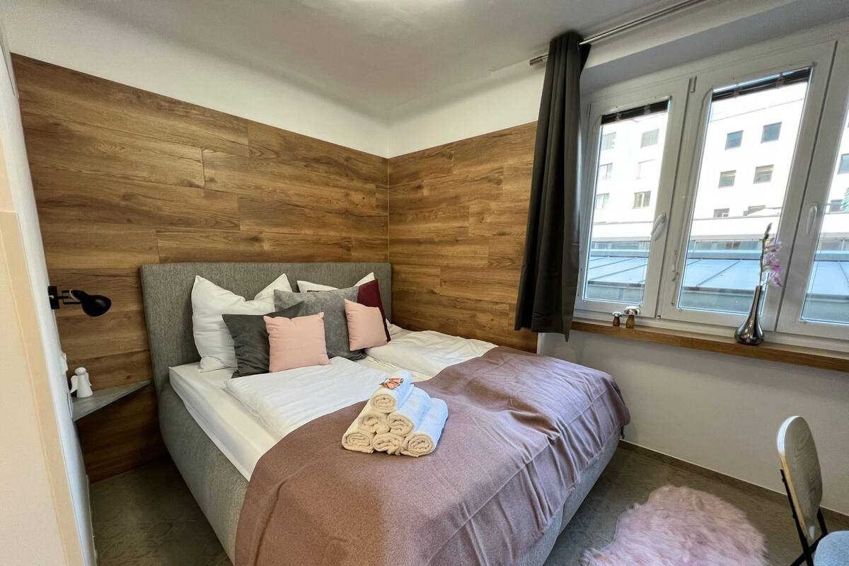 Basic Room | Desk, laptop workspace, free WiFi, bed sheets