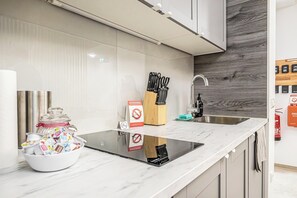Basic Room | Shared kitchen | Fridge, stovetop, dishwasher, toaster - Modern Hotel Krems Hauptbahnhof (Krems an der Donau)