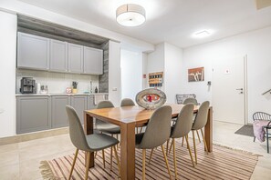 Basic-Zimmer | Gemeinschaftsküche | Kühlschrank, Herdplatte, Geschirrspüler, Toaster