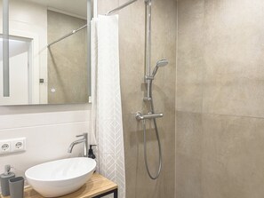 Basic Room | Bathroom | Shower, hair dryer, towels, soap - Modern Hotel Krems Hauptbahnhof (Krems an der Donau)