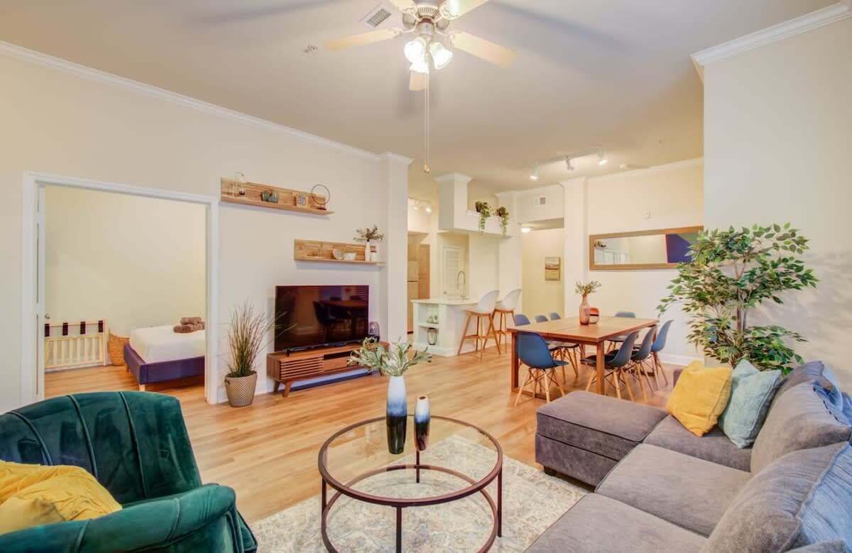 Heart of Houston | Pool, Gym, Amenities, Luxury