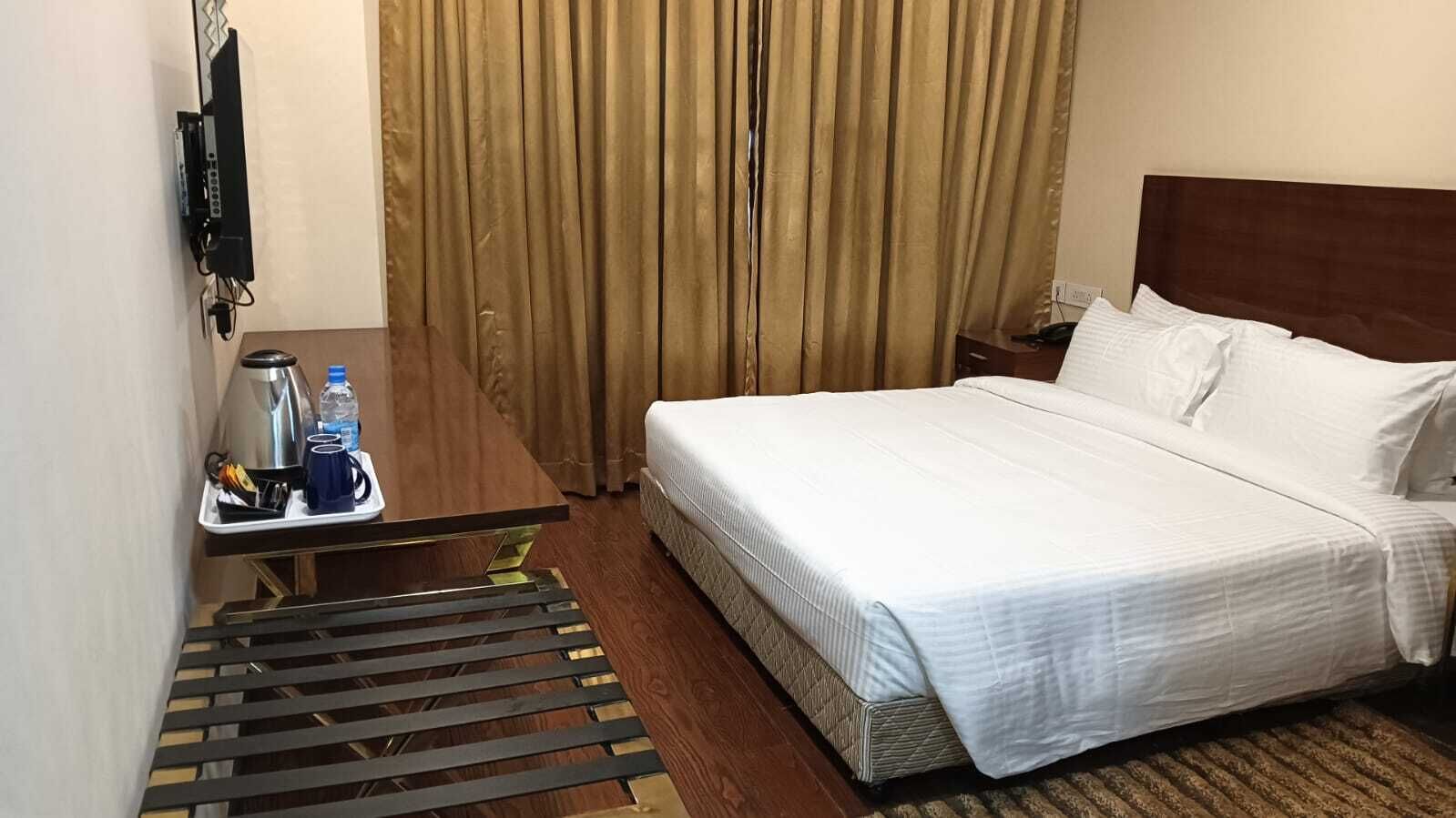 Deluxe Room | 1 bedroom, Egyptian cotton sheets, premium bedding, desk