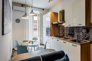 Fridge, oven, cookware/dishes/utensils, dining tables - Bellini Plaza Suite by Wonderful Italy (Catania)