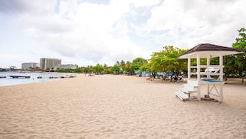 Plage, sable blanc, planche Ă voile, 3 bars de plage